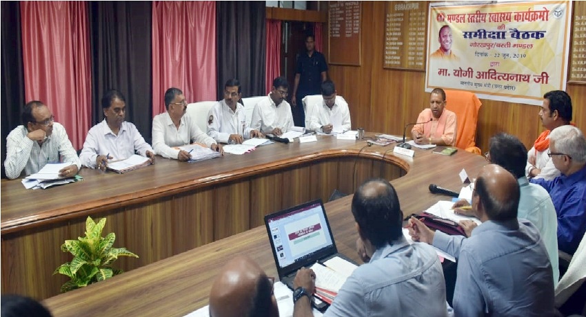 UPCM योगी गोरखपुर और बस्ती मण्डल के स्वास्थ्य विभाग के अधिकारियों के साथ समीक्षा बैठक करते हुए
