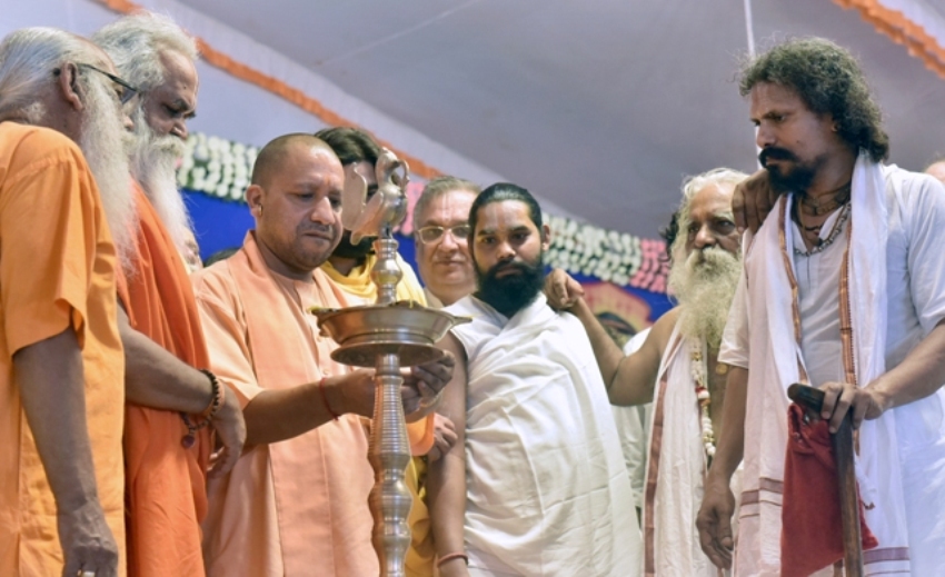 UPCM दीप प्रज्ज्वलित कर महंत नृत्यगोपाल दास के 81वें जन्मोत्सव का शुभारम्भ करते हुए