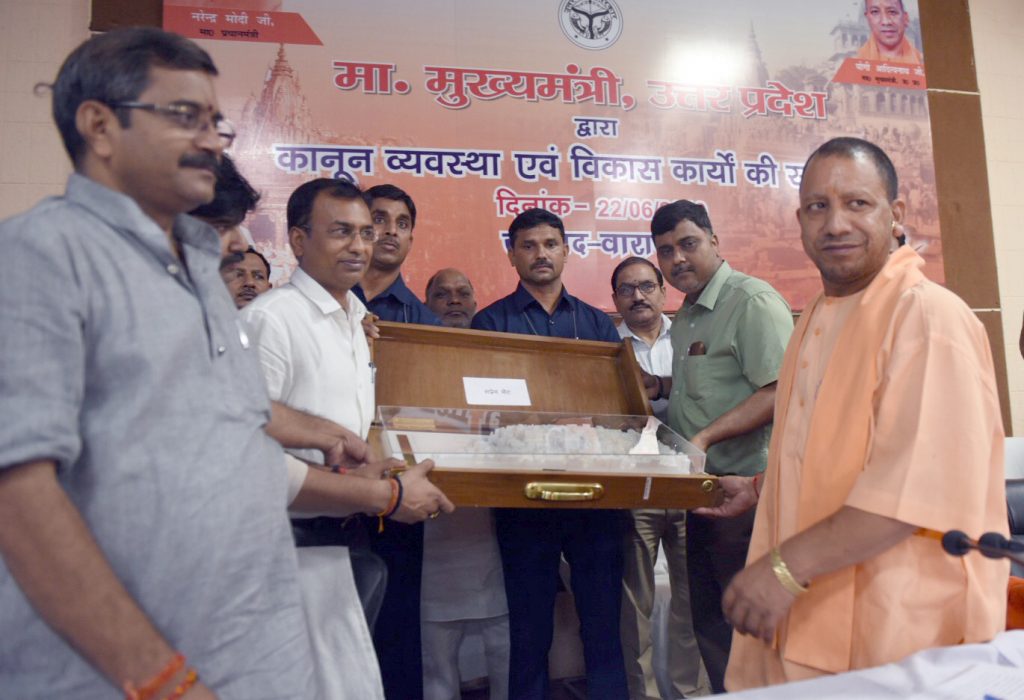 मुख्यमंत्री को काशी प्रवास के दौरान बनारस के मंडलायुक्त दीपक अग्रवाल काशी विश्वनाथ मंदिर कॉरिडोर का मॉडल भेंट करते हुए