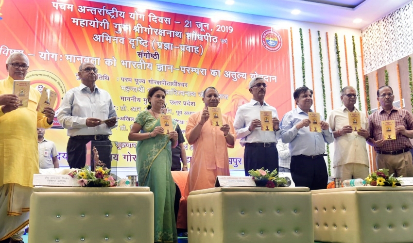 मुख्यमंत्री ’सृष्टि सृजन एवं योग विज्ञान’ पुस्तिका का विमोचन करते हुए
