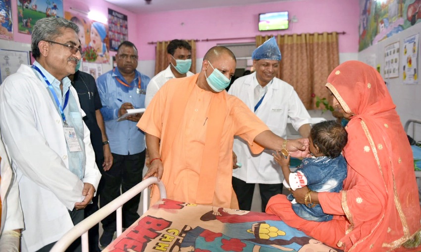 मुख्यमंत्री सहारनपुर में जिला अस्पताल का निरीक्षण और मरीजों का हालचाल पूछते हुए