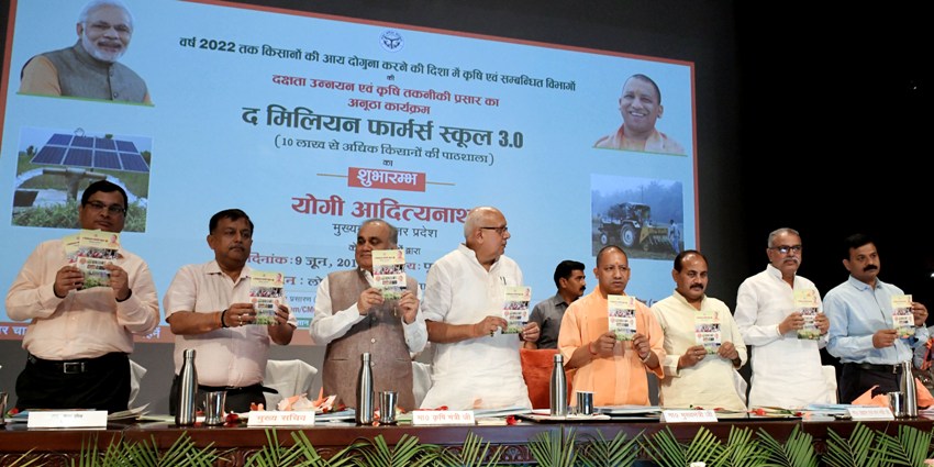 UPCM लोक भवन में कार्यक्रम के दौरान किसान पाठशाला के चतुर्थ संस्करण ‘द मिलियन फार्मर्स स्कूल 3.0’ की पत्रिका का विमोचन करते हुए