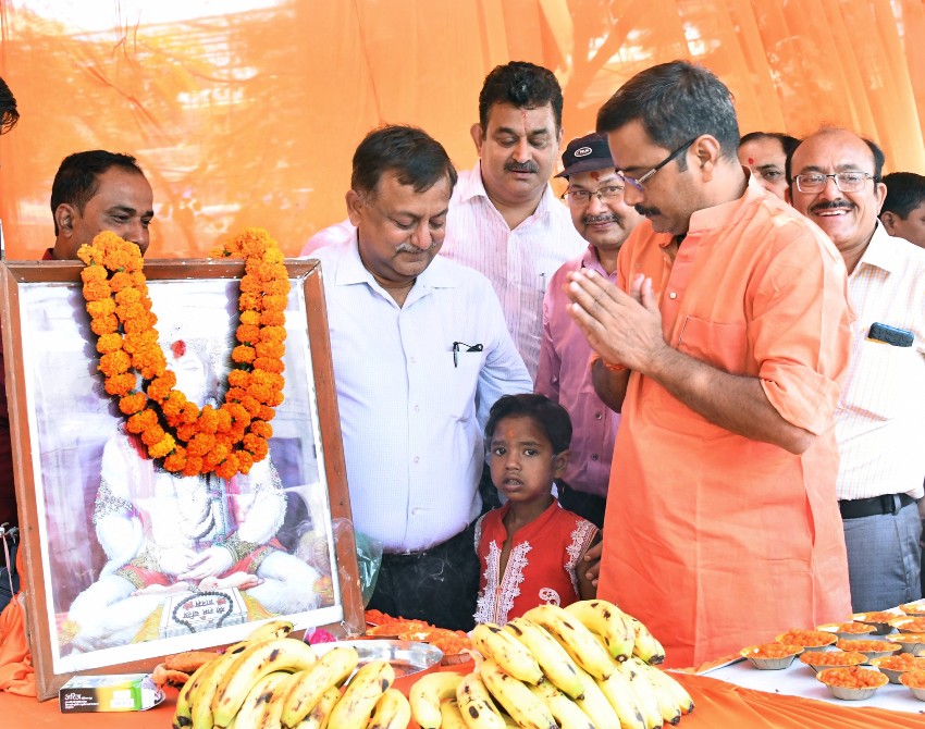 राज्यमंत्री सूचना मंत्री डॉ. नीलकंठ तिवारी, अपर मुख्य सचिव अवनीश कुमार अवस्थी एवं निदेशक सूचना शिशिर ज्येष्ठ, माह के तृतीय बड़े मंगल पर