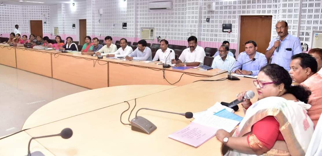 मंत्री अनुपमा जायसवाल ने लेखपालों को लैपटॉप का वितरण किया