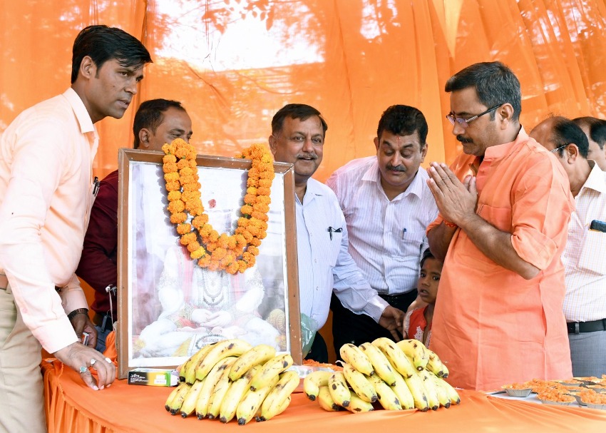 राज्यमंत्री सूचना मंत्री डॉ. नीलकंठ तिवारी, अपर मुख्य सचिव अवनीश कुमार अवस्थी एवं निदेशक सूचना शिशिर ज्येष्ठ, माह के तृतीय बड़े मंगल पर