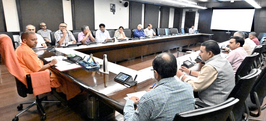 UPCM के समक्ष सेवा एवं मानव संसाधन आउटसोर्सिंग हेतु प्रस्तावित नीति का प्रस्तुतिकरण किया गया