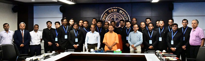 मुख्यमंत्री योगी आदित्यनाथ से 2 जुलाई, 2019 को लोक भवन में भारतीय प्रशासनिक सेवा एवं भारतीय वन सेवा के प्रशिक्षु अधिकारियों ने मुलाकात की