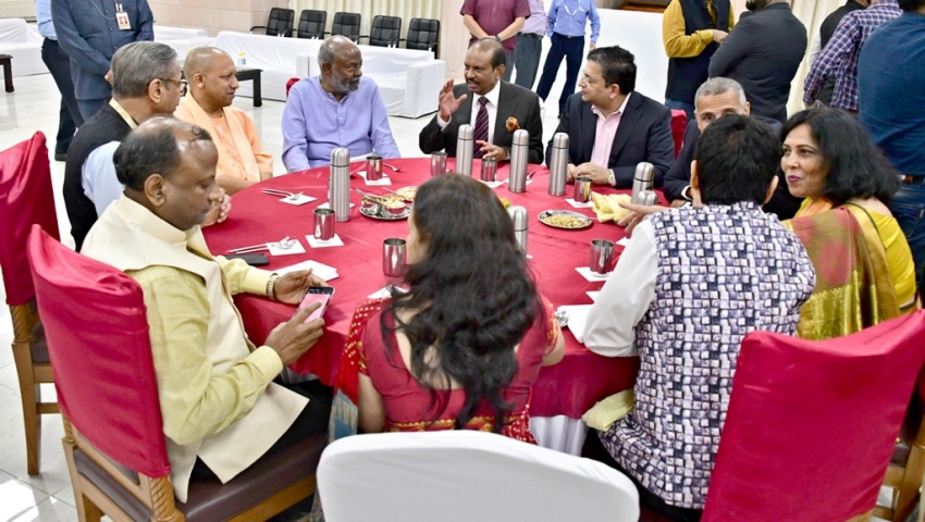 UPCM योगी आदित्यनाथ ने ग्राउंड ब्रेकिंग सेरेमनी-2 में आमंत्रित प्रमुख उद्यमियों के साथ रात्रिभोज किया