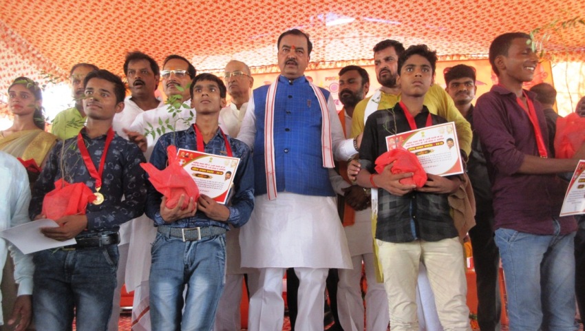 उप मुख्यमंत्री केशव प्रसाद मौर्य ने मेधावियों को सम्मानित किया