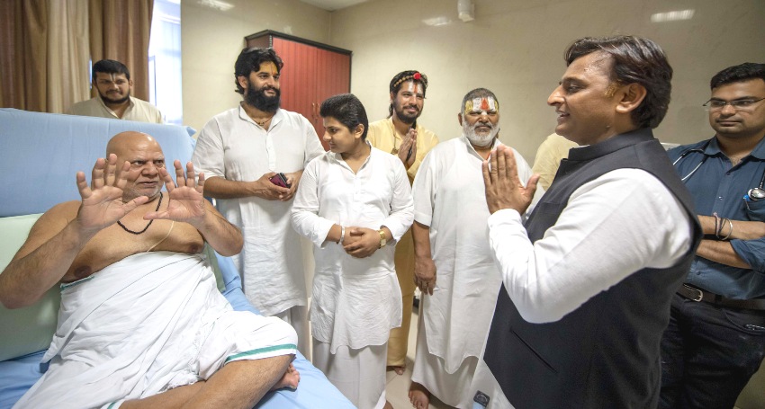 पूर्व मुख्यमंत्री ने PGI में भर्ती अयोध्या के प्रसिद्ध मंदिर हनुमानगढ़ी के महंत श्री ज्ञानदास से मुलाकात की