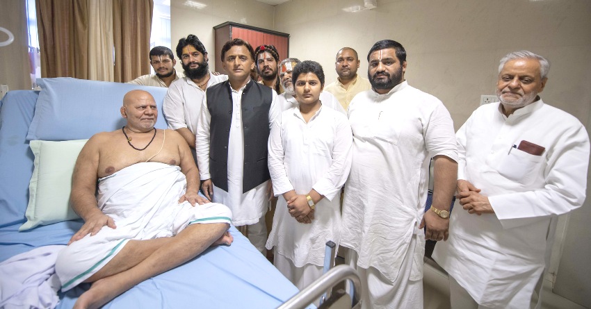 पूर्व मुख्यमंत्री ने PGI में भर्ती अयोध्या के प्रसिद्ध मंदिर हनुमानगढ़ी के महंत श्री ज्ञानदास से मुलाकात की