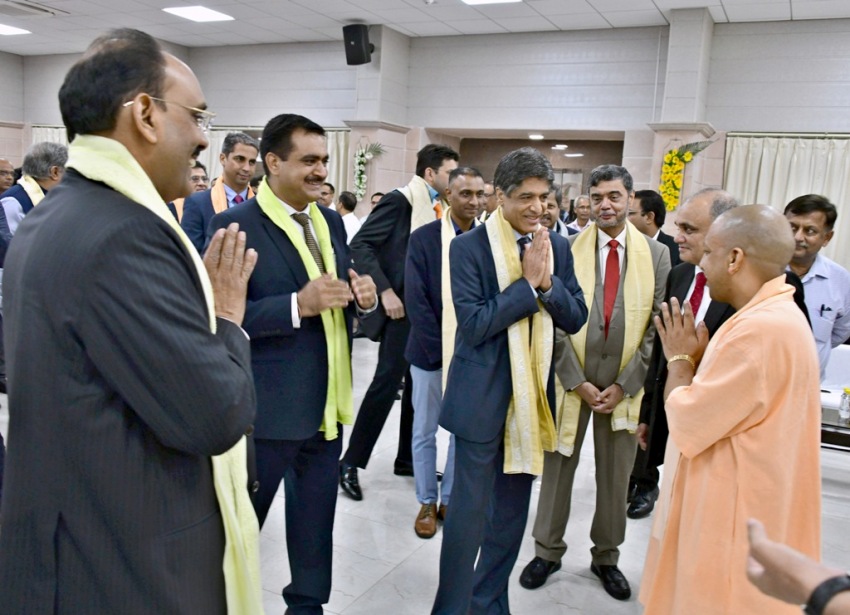 UPCM योगी आदित्यनाथ ग्राउंड ब्रेकिंग सेरेमनी-2 में आमंत्रित प्रमुख उद्यमियों में मुलाकात करते हुए