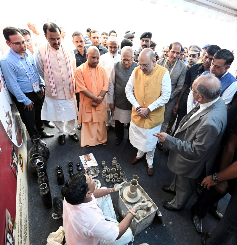केन्द्रीय गृह मंत्री और मुख्यमंत्री प्रदर्शनी का अवलोकन करते हुए