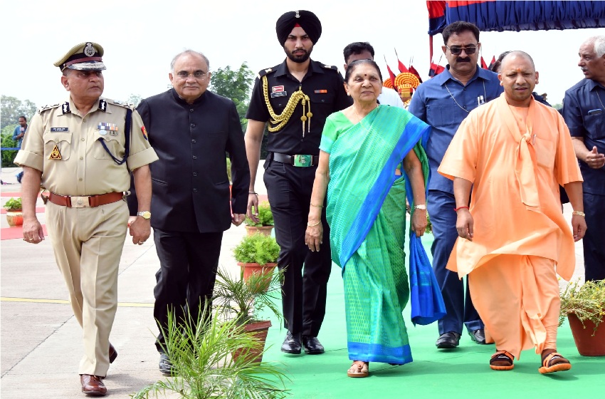UPCM योगी आदित्यनाथ लखनऊ एअरपोर्ट पर उत्तर प्रदेश की नवनियुक्त राज्यपाल आनंदीबेन पटेल का स्वागत करते हुए
