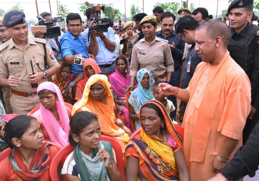 UPCM ने सोनभद्र के उम्भा गांव के भ्रमण के दौरान पीड़ितों के परिजनों से मुलाकात की