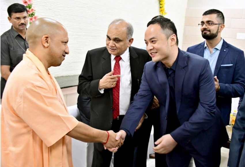 UPCM योगी आदित्यनाथ ग्राउंड ब्रेकिंग सेरेमनी-2 में आमंत्रित प्रमुख उद्यमियों में मुलाकात करते हुए