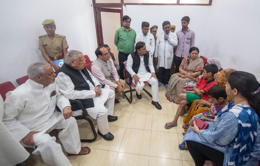 पूर्व मुख्यमंत्री ने #KGMU पहुंचकर घायल रेप पीड़िता के परिवारीजनों से मुलाकात की