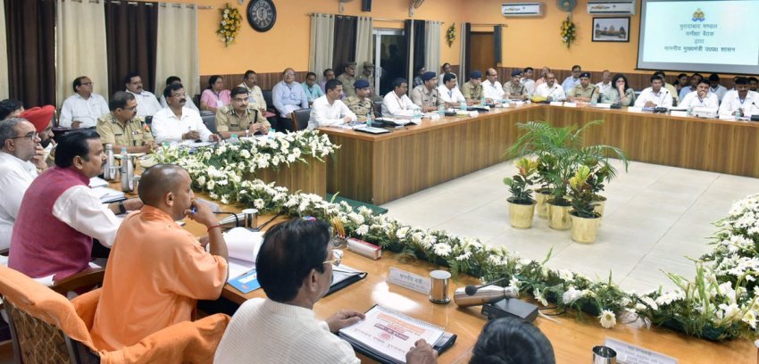 UPCM योगी आदित्यनाथ मुरादाबाद में कानून व्यवस्था और विकास कार्यों की मण्डलीय समीक्षा करते हुए