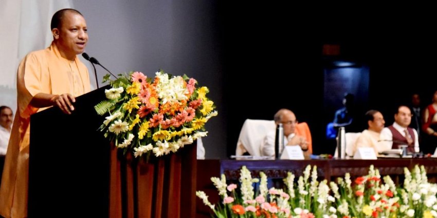UPCM योगी आदित्यनाथ ‘मुख्यमंत्री हेल्पलाइन-1076’ का शुभारम्भ कार्यक्रम क सम्बोधित करते हुए