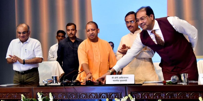 UPCM योगी आदित्यनाथ ‘मुख्यमंत्री हेल्पलाइन-1076’ का शुभारम्भ करते हुए