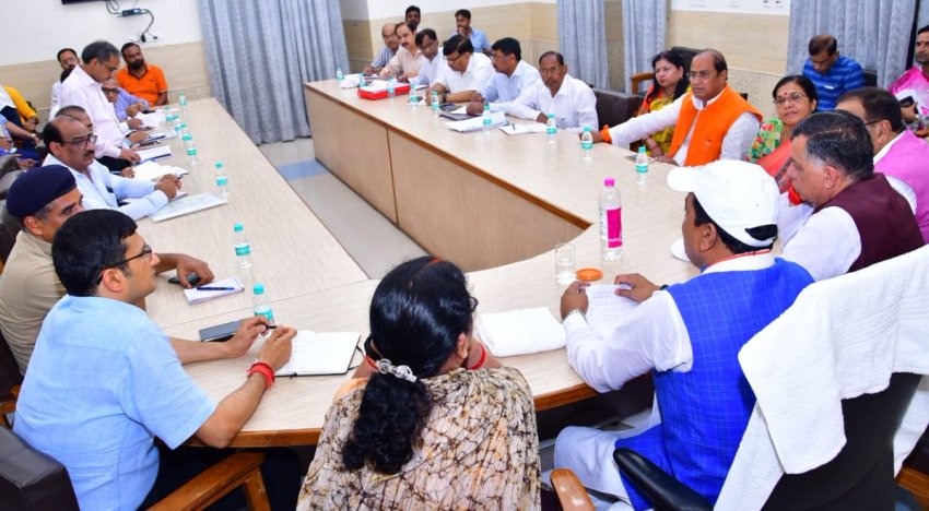 उप मुख्यमंत्री ने कानपुर नगर में जन प्रतिनिधियों और अधिकारियों के साथ उच्चस्तरीय समीक्षा बैठक की