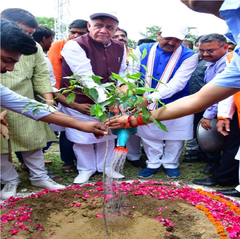 उप मुख्यमंत्री केशव प्रसाद मौर्य और मंत्री सतीश महाना वृक्षारोपण करते हुए
