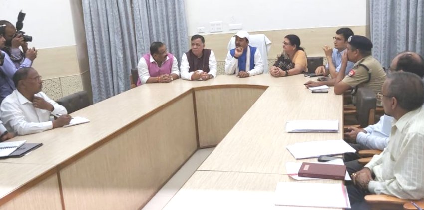उप मुख्यमंत्री ने कानपुर नगर में जन प्रतिनिधियों और अधिकारियों के साथ उच्चस्तरीय समीक्षा बैठक की