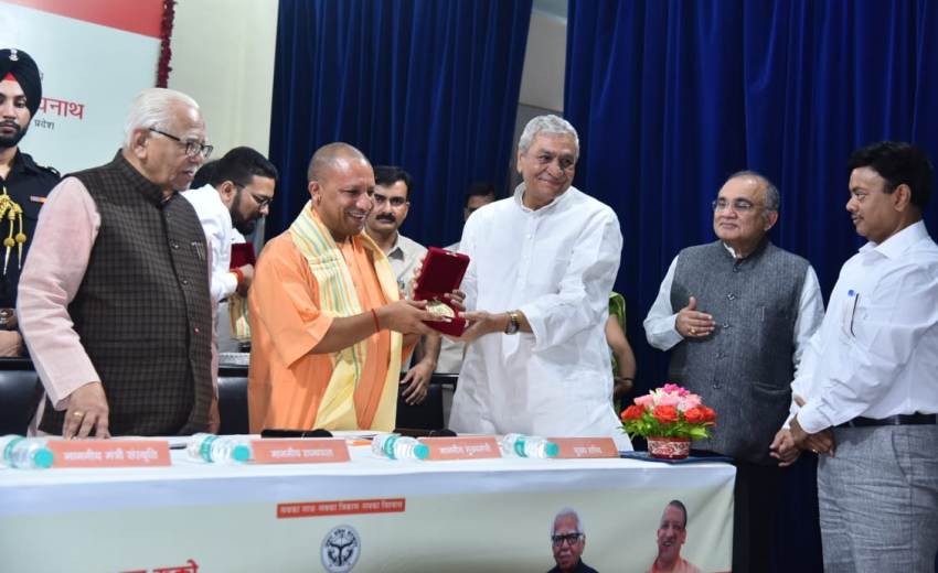 संस्कृति मंत्री राज्यपाल एवं मुख्यमंत्री को अंगवस्त्र, स्मृति चिन्ह व पुष्प गुच्छ देकर सम्मानित करते हुए