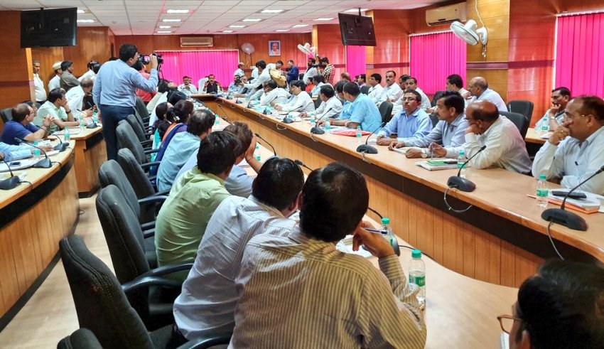 मंत्री डा. महेन्द्र सिंह ने नव पदोन्नत #BDO को उनके परफारमेन्स के आधार पर पूछ कर तैनाती पत्र प्रदान किया