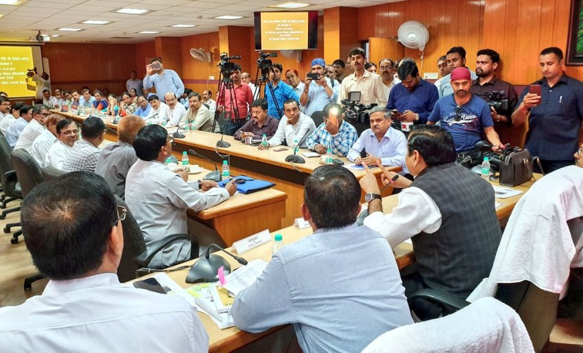 मंत्री डा. महेन्द्र सिंह ने नव पदोन्नत #BDO को उनके परफारमेन्स के आधार पर पूछ कर तैनाती पत्र प्रदान किया