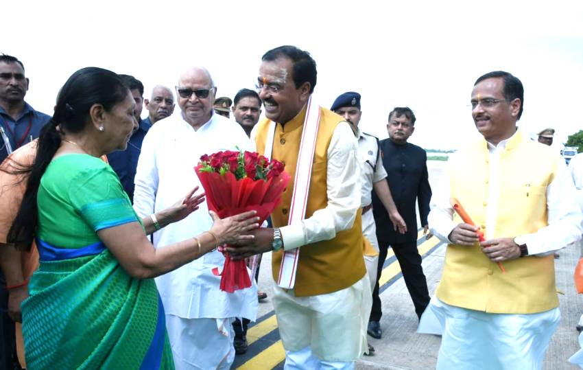 उप मुख्यमंत्री केशव प्रसाद मौर्य एअरपोर्ट पर पहुंच कर नव नियुक्त राज्यपाल का स्वागत किया
