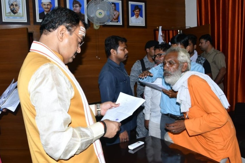 उप मुख्यमंत्री केशव प्रसाद मौर्य ने जनता दरबार में जनता की समस्याओं को सुना