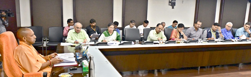 UPCM महत्वाकांक्षी जनपदों के अधिकारियों के साथ वीडियो काॅन्फ्रेंसिंग करते हुए