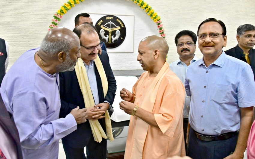 UPCM योगी आदित्यनाथ ग्राउंड ब्रेकिंग सेरेमनी-2 में आमंत्रित प्रमुख उद्यमियों में मुलाकात करते हुए