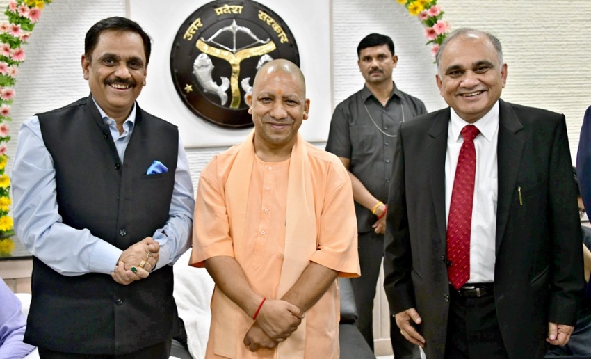 UPCM योगी आदित्यनाथ ग्राउंड ब्रेकिंग सेरेमनी-2 में आमंत्रित प्रमुख उद्यमियों में मुलाकात करते हुए