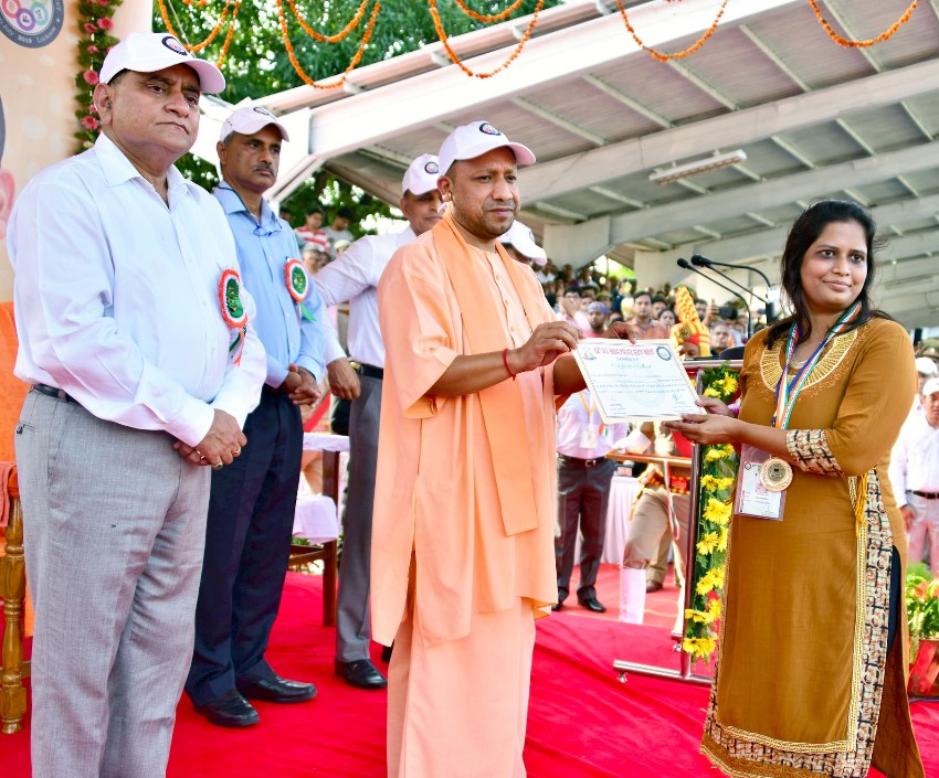 UPCM 62वीं अखिल भारतीय पुलिस ड्यूटी मीट के समापन समारोह में सम्मानित करते हुए