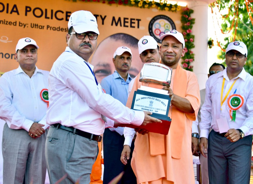 UPCM 62वीं अखिल भारतीय पुलिस ड्यूटी मीट के समापन समारोह में सम्मानित करते हुए