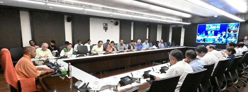 UPCM महत्वाकांक्षी जनपदों के अधिकारियों के साथ वीडियो काॅन्फ्रेंसिंग करते हुए
