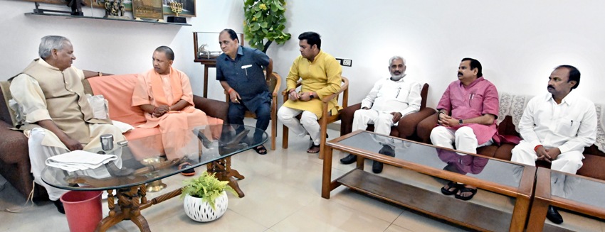 UPCM योगी आदित्यनाथ राजस्थान के राज्यपाल कल्याण सिंह से मुलाकात करते हुए