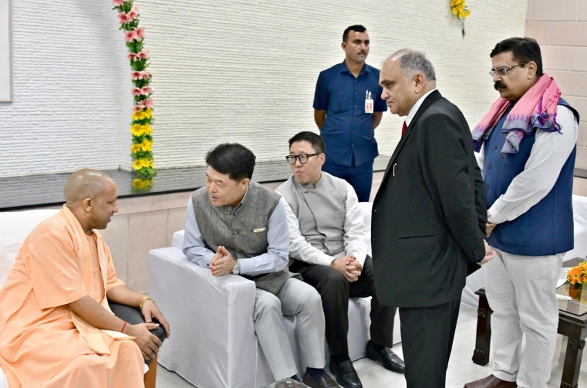 UPCM योगी आदित्यनाथ ग्राउंड ब्रेकिंग सेरेमनी-2 में आमंत्रित प्रमुख उद्यमियों में मुलाकात करते हुए