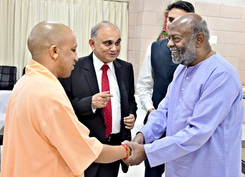 UPCM योगी आदित्यनाथ ग्राउंड ब्रेकिंग सेरेमनी-2 में आमंत्रित प्रमुख उद्यमियों में मुलाकात करते हुए