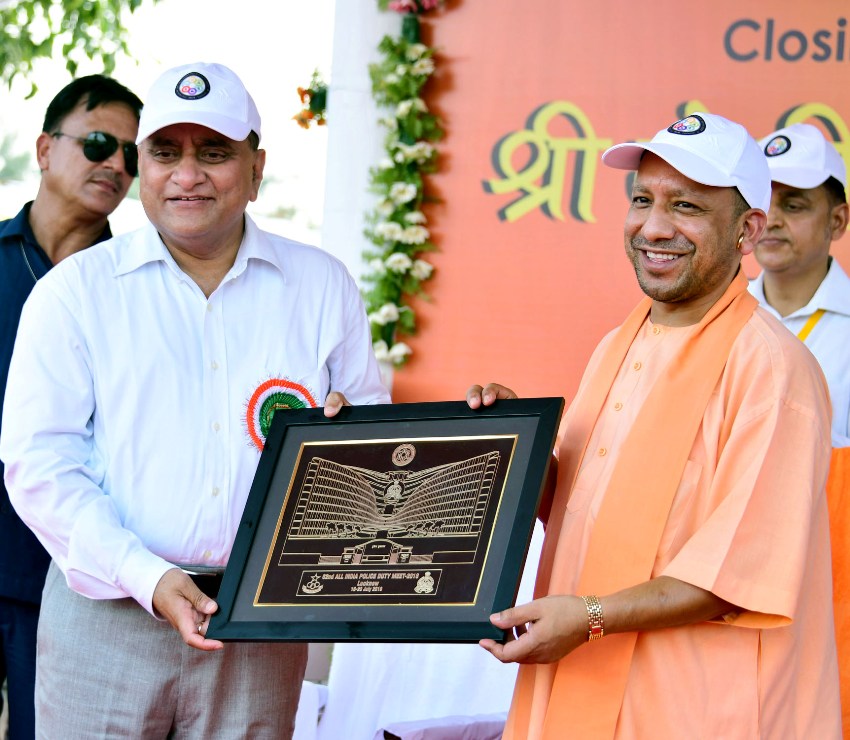 UPCM 62वीं अखिल भारतीय पुलिस ड्यूटी मीट के समापन समारोह में सम्मानित करते हुए