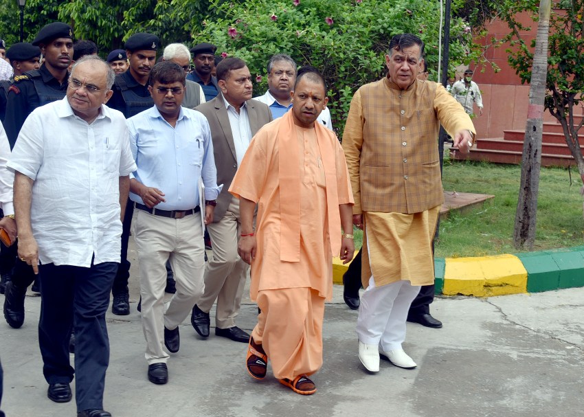 UPCM योगी आदित्यनाथ 25 जुलाई को इन्दिरा गाँधी प्रतिष्ठान में ग्राउंड ब्रेकिंग सेरेमनी-2 की व्यवस्थाओं के सम्बन्ध में निरीक्षण करते हुए