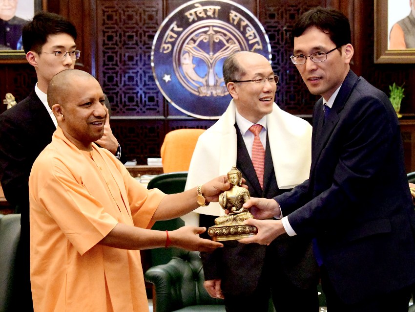 UPCM योगी आदित्यनाथ कोरिया गणराज्य के प्रतिनिधिमण्डल ने भेंट करते हुए
