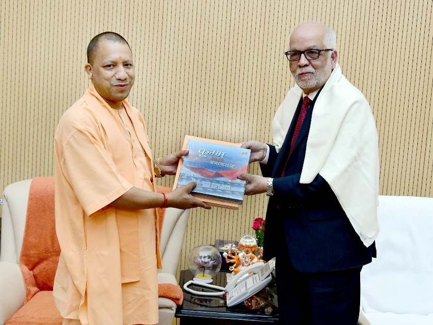 UPCM योगी आदित्यनाथ नेपाल के राजदूत नीलांबर आचार्य को कुम्भ की पुस्तक भेंट करते हुए