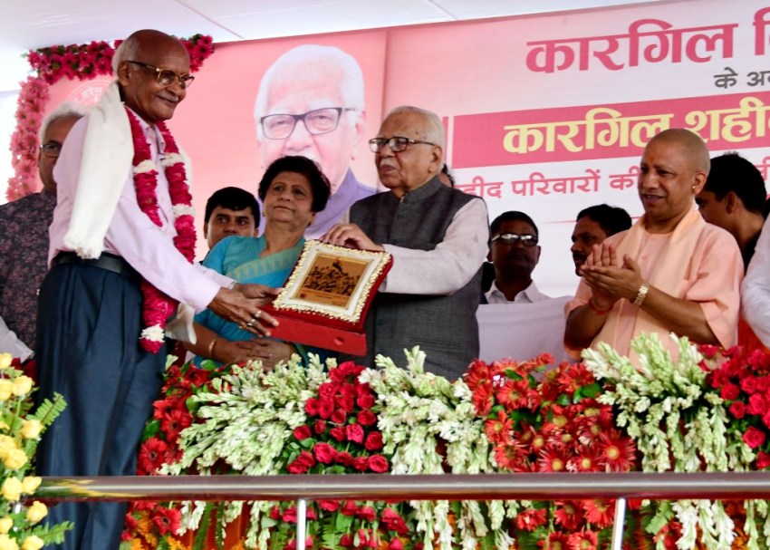 UPCM ‘कारगिल विजय दिवस’ पर शहीदों और स्वतंत्रता संग्राम सेनानियों के परिवारीजनों को सम्मानित करते हुए