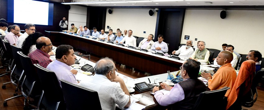 UPCM योगी आदित्यनाथ ने सड़क सुरक्षा के सम्बन्ध में बैठक की