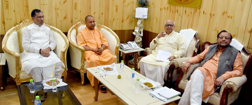 UPCM योगी आदित्यनाथ, विधानसभा अध्यक्ष ह्रदय नारायण दीक्षित, मंत्री सुरेश खन्ना और अन्य गणमान्य विधानसभा में आयोजित सर्वदलीय बैठक में मौजूद
