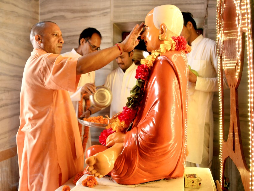 UPCM योगी आदित्यनाथ गोरखपुर में गुरु पूर्णिमा पर्व पर पूजा करते हुए