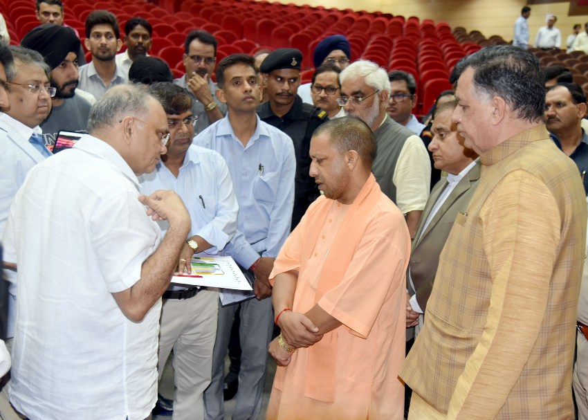 UPCM योगी आदित्यनाथ 25 जुलाई को इन्दिरा गाँधी प्रतिष्ठान में ग्राउंड ब्रेकिंग सेरेमनी-2 की व्यवस्थाओं के सम्बन्ध में निरीक्षण करते हुए